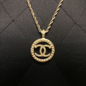 Authentic CHANEL
Pearl CC Medallion Necklace Gold